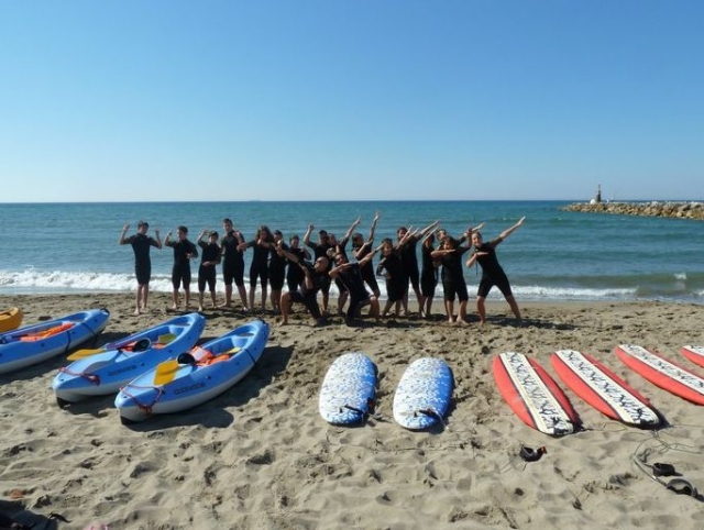 Alumnos de surf felices